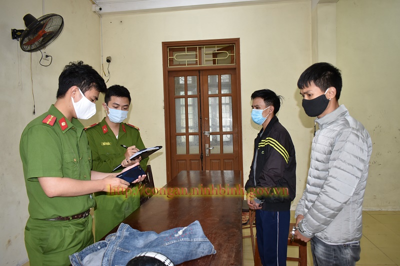 Công an thành phố Ninh Bình bắt 2 đối tượng cướp giật tài sản