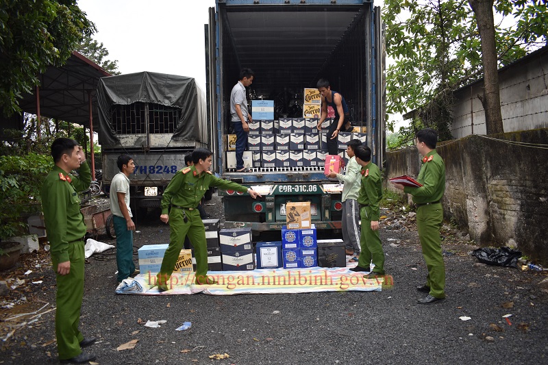 Phòng Cảnh sát Kinh tế Công an tỉnh phát hiện, bắt giữ hơn 1.000 chai rượu ngoại không nguồn gốc, xuất xứ