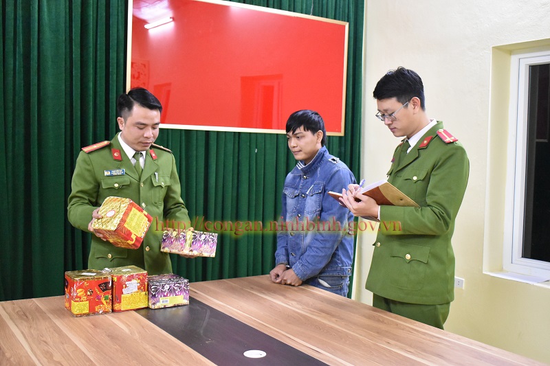 Công an xã Ninh Xuân, huyện Hoa Lư bắt đối tượng tàng trữ pháo trái phép