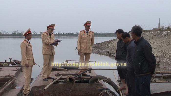Phòng Cảnh sát giao thông bắt quả tang 4 phương tiện khai thác cát trái phép trên sông Đáy