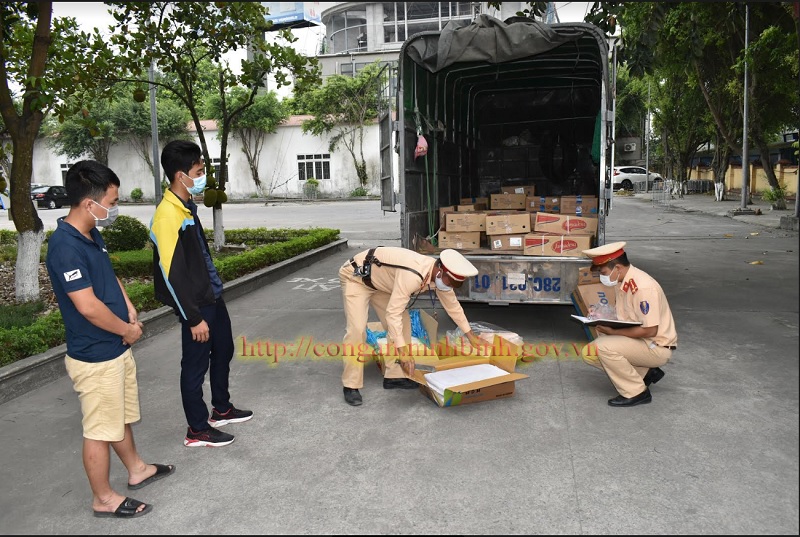 Trạm Cảnh sát giao thông QL1A ( tỉnh Ninh Bình) bắt vụ vận chuyển hơn 1 tấn thực phẩm không có giấy tờ chứng minh nguồn gốc