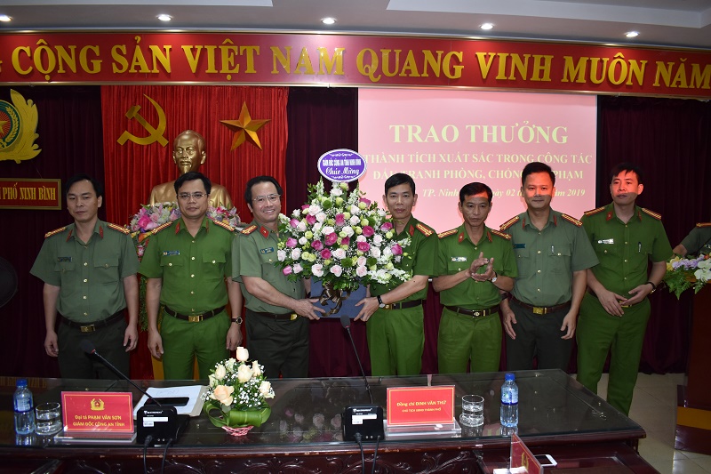 Giám đốc Công an tỉnh và chủ tịch UBND thành phố Ninh Bình thưởng nóng 40 triệu đồng cho Công an thành phố Ninh Bình