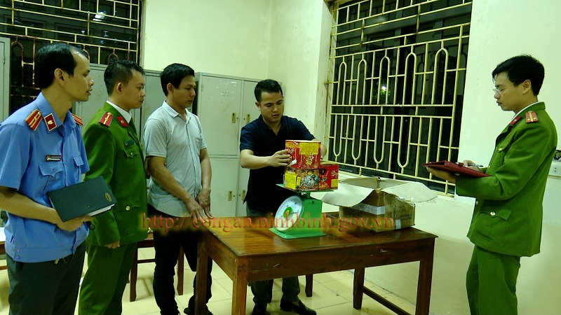 Công an huyện Hoa Lư bắt giữ đối tượng tàng trữ trái phép pháo và ma túy đá