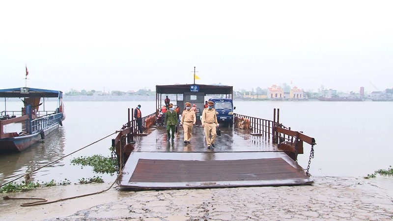 Lực lượng cảnh sát giao thông đường thủy thuộc Phòng Cảnh sát Giao thông Công an tỉnh tổ chức tuyên truyền, Ký cam kết với chủ tàu thuyền chấp hành nghiêm quy định về phòng chống Covid – 19