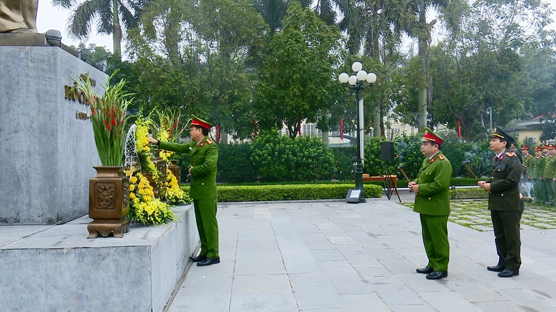 Công an tỉnh tổ chức dâng hương trước tượng đài Chủ tịch Hồ Chí Minh  nhân kỷ niệm 90 năm Ngày thành lập Đảng
