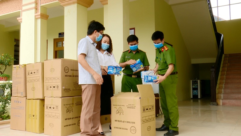 Phòng Cảnh sát kinh tế Công an tỉnh tổ chức bàn giao 112.500 khẩu trang y tế cho Sở Y tế, Bệnh viện Công an tỉnh
