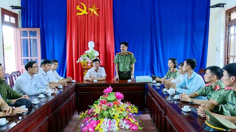 Phòng An ninh đối nội, Công an tỉnh tổ chức dâng hương tại xã Chính Tâm, huyện Kim Sơn