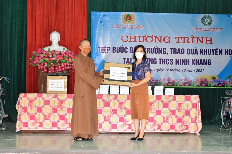 Phòng An ninh đối nội Công an tỉnh phối hợp với chùa Phúc Chỉnh, thành phố Ninh Bình tổ chức hoạt động thiện nguyện “Tiếp bước đến trường, trao quà khuyến học”