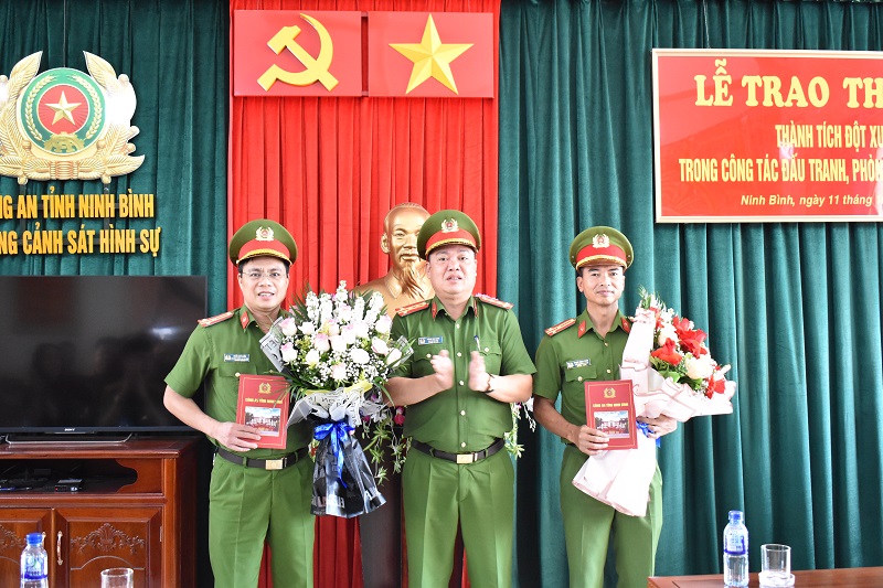 Thưởng nóng 20 triệu đồng cho Phòng Cảnh sát hình sự, Công an tỉnh và Công an huyện Yên Khánh