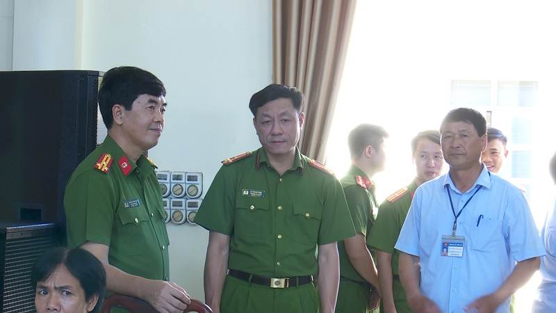 Đồng chí Thượng tá Trần Xuân Phú, Phó Giám đốc Công an tỉnh kiểm tra tiến độ thực hiện đợt cao điểm 30 ngày đêm cấp căn cước công dân trên địa bàn