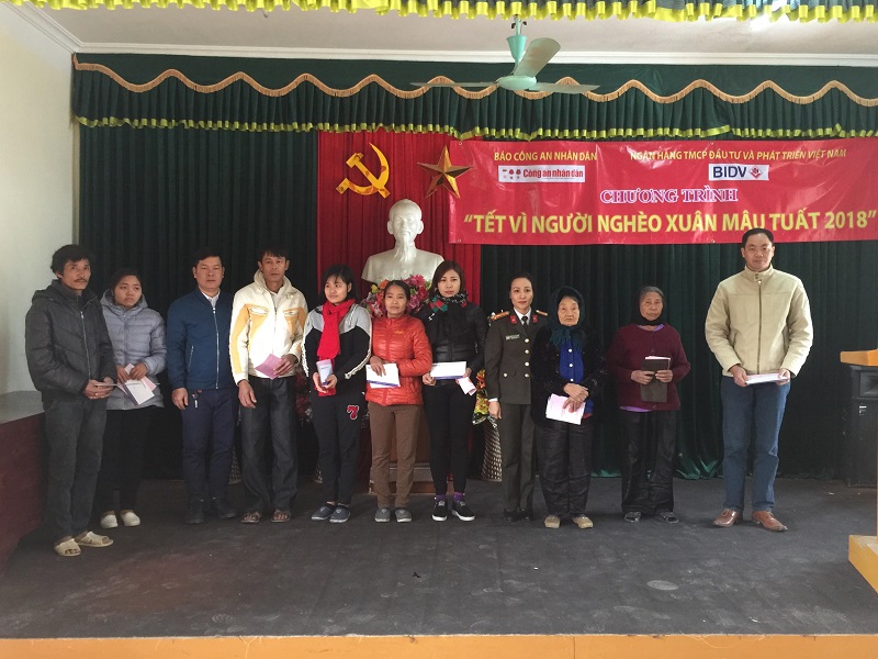 Công an tỉnh phối hợp Báo CAND, ngân hàng TMCP đầu tư và phát triển Việt Nam BIDV, chi nhánh Ninh Bình trao quà “ Tết vì người nghèo xuân Mậu Tuất 2018”