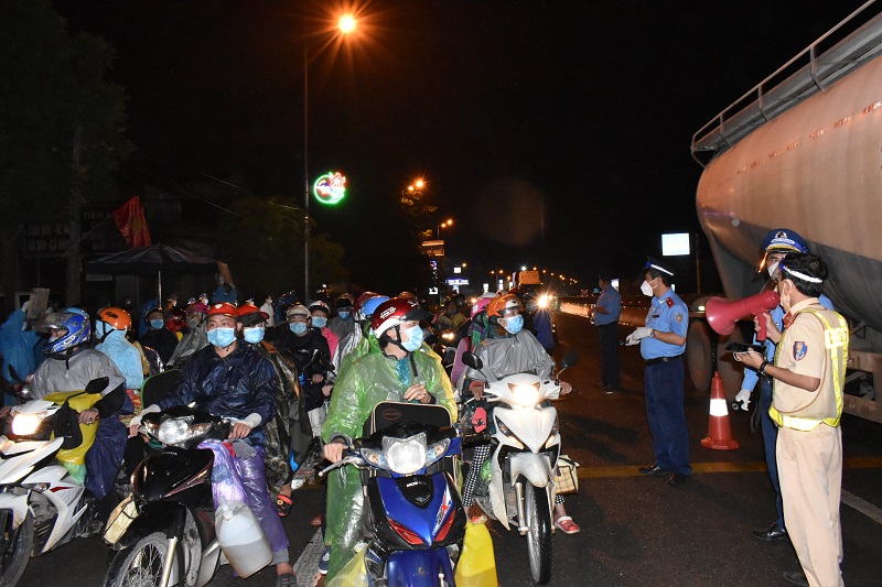 Lực lượng Công an bảo đảm tốt ANTT, TTATGT cho người dân từ các tỉnh phía Nam tự phát về quê bằng xe máy qua địa bàn tỉnh Ninh Bình