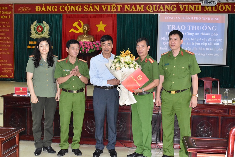 Chủ tịch UBND thành phố Ninh Bình thưởng nóng cho Công an thành phố Ninh Bình về thành tích trong đấu tranh phòng chống tội phạm