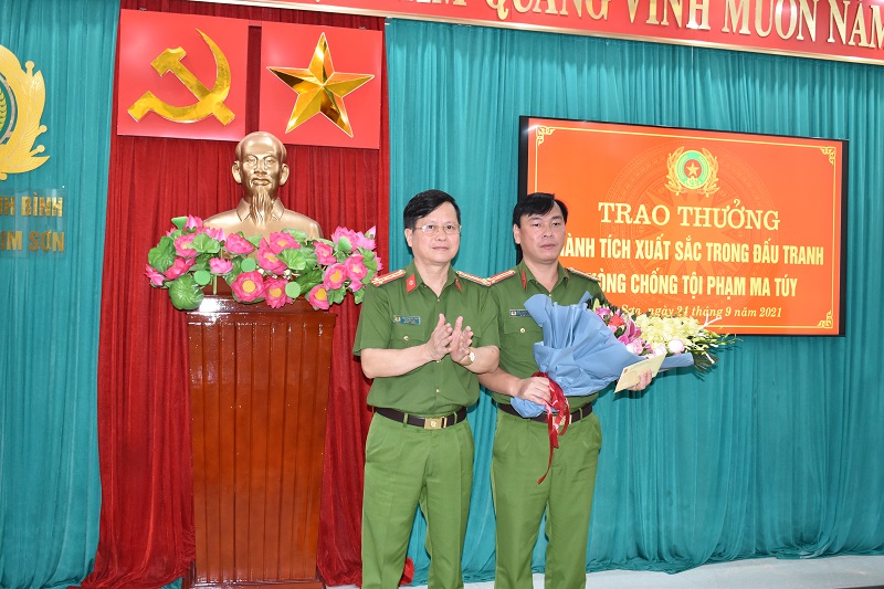 Công an tỉnh khen thưởng cho tập thể và 3 CBCS Công an huyện Kim Sơn có thành tích xuất sắc trong đấu tranh phòng, chống tội phạm ma tuý
