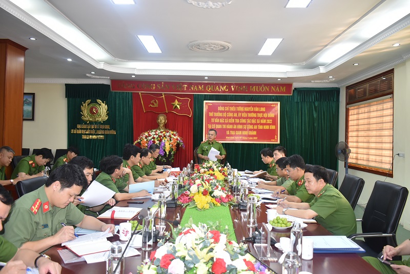 Đồng chí Thiếu tướng Nguyễn Văn Long, Thứ trưởng Bộ Công an kiểm tra công tác đặc xá năm 2022 đối với Cơ quan thi hành án hình sự Công an tỉnh Ninh Bình và Trại Giam Ninh Khánh