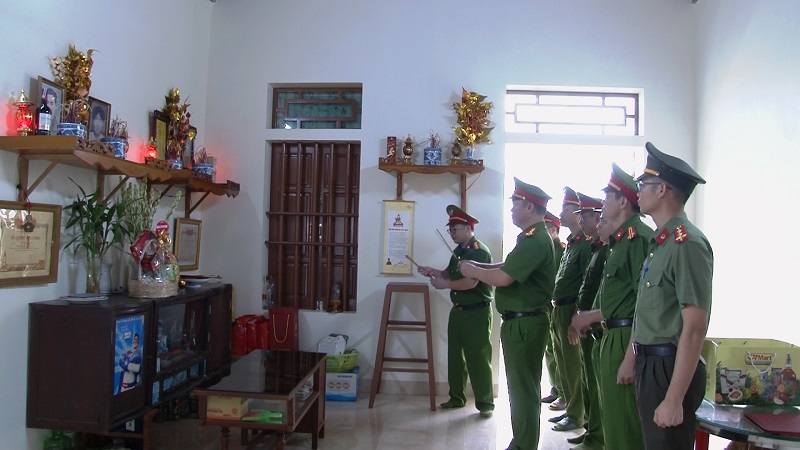 Đồng chí Đại tá Tống Như Sơn, Phó Giám đốc Công an tỉnh thăm, tặng quà thân nhân gia đình thương binh, liệt sỹ Công an nhân dân nhân kỷ niệm 75 năm Ngày thương binh, liệt sỹ