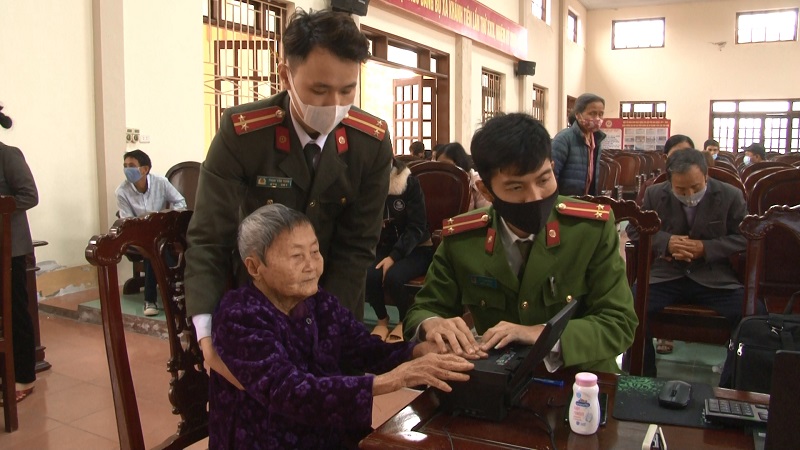 Công an huyện Yên Khánh làm căn cước công dân gắn chíp điện tử  tại địa bàn cơ sở