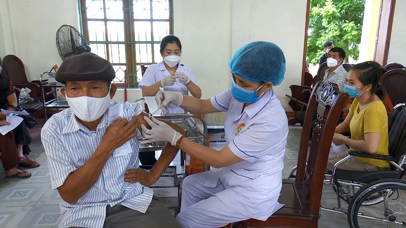 Bệnh viện Công an tỉnh phối hợp tiêm vắc xin phòng Covid – 19 cho gần 2500 người dân trên địa bàn xã Khánh Cư, huyện Yên Khánh