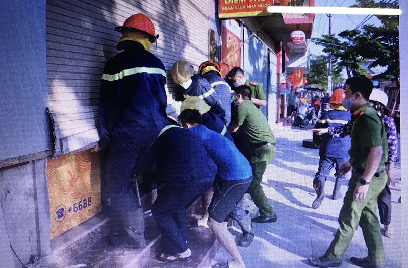 Phòng cảnh sát PCCC và CNCH, Công an tỉnh tổ chức chữa cháy và cứu thành công 4 người bị mắc kẹt trong vụ cháy tại ngân hàng SHB chi nhánh Ninh Bình
