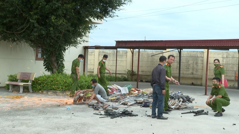 Công an huyện Yên Khánh tiêu hủy vũ khí, vật liệu nổ, công cụ hỗ trợ