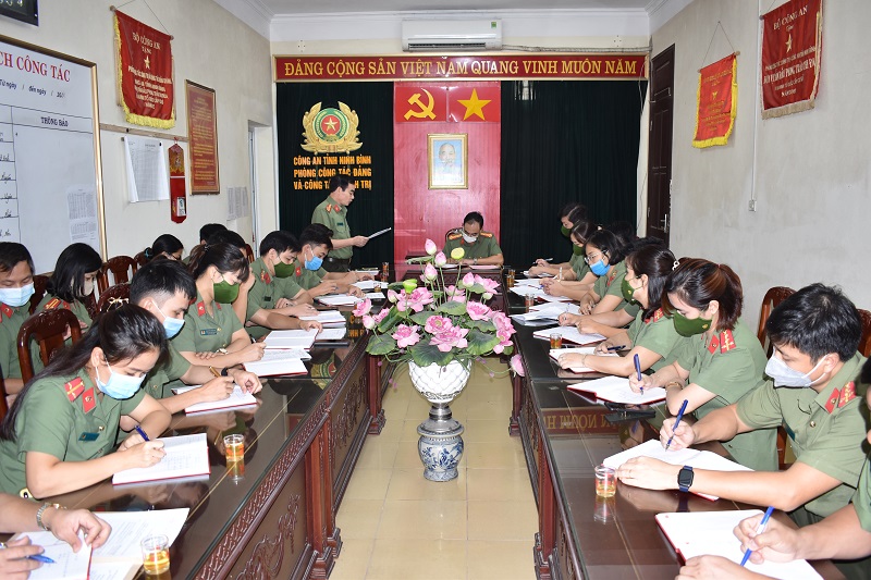 Đồng chí Đại tá Trần Hồng Phú, Uỷ viên BTV Đảng ủy, Phó Giám đốc Công an tỉnh dự sinh hoạt chi bộ định kỳ tháng 10/2021