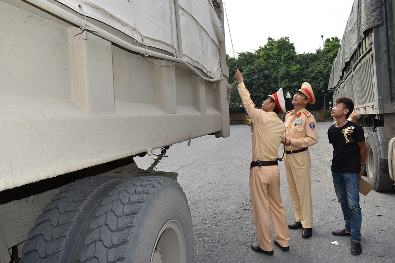 Phòng Cảnh sát giao thông, Công an tỉnh tổ chức cắt thành, thùng các xe tải cơi nới vi phạm tải trọng