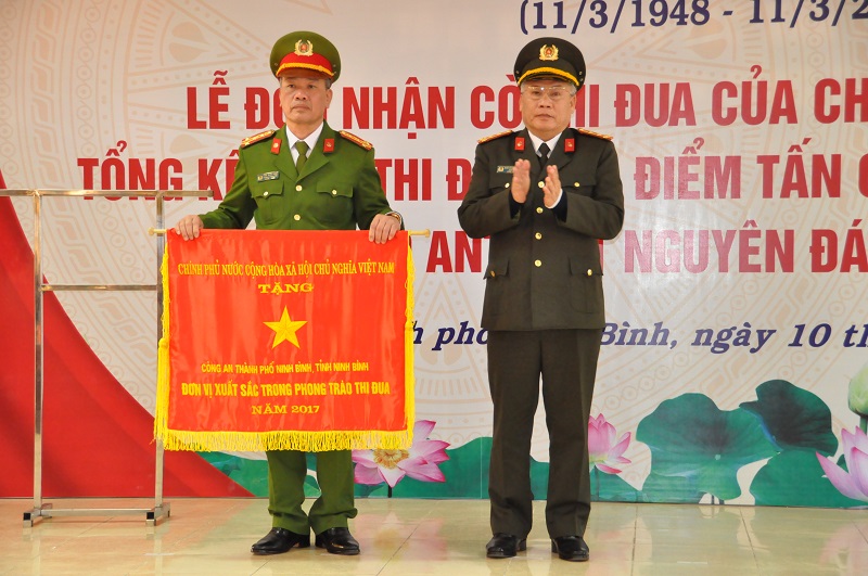 Công an thành phố Ninh Bình đón nhận Cờ thi đua của Chính phủ