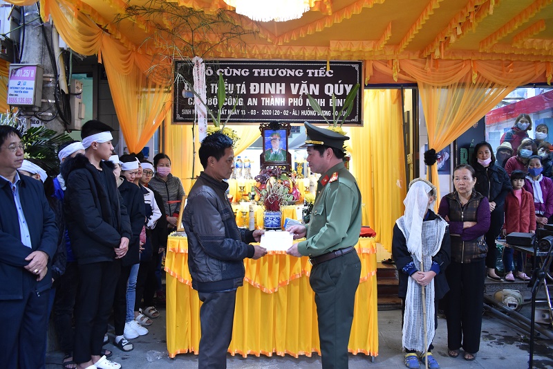 Công an tỉnh quyên góp giúp đỡ gia đình đồng chí Đinh Văn Quý, cán bộ Công an thành phố Ninh Bình hy sinh khi làm nhiệm vụ