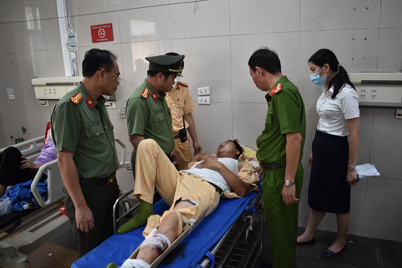 Thăm, tặng quà cán bộ Công an thành phố Ninh Bình bị thương khi làm nhiệm vụ