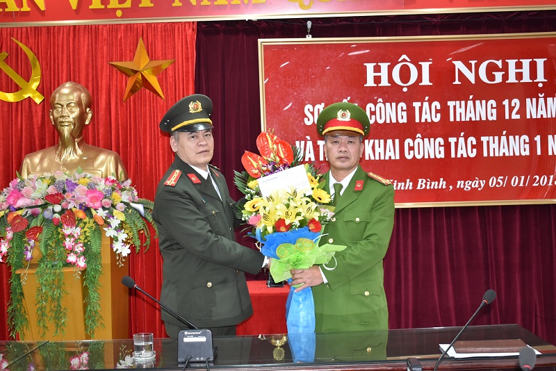 Công an tỉnh khen thưởng cho Công an thành phố Ninh Bình về thành tích xuất sắc trong đấu tranh phòng, chống tội phạm