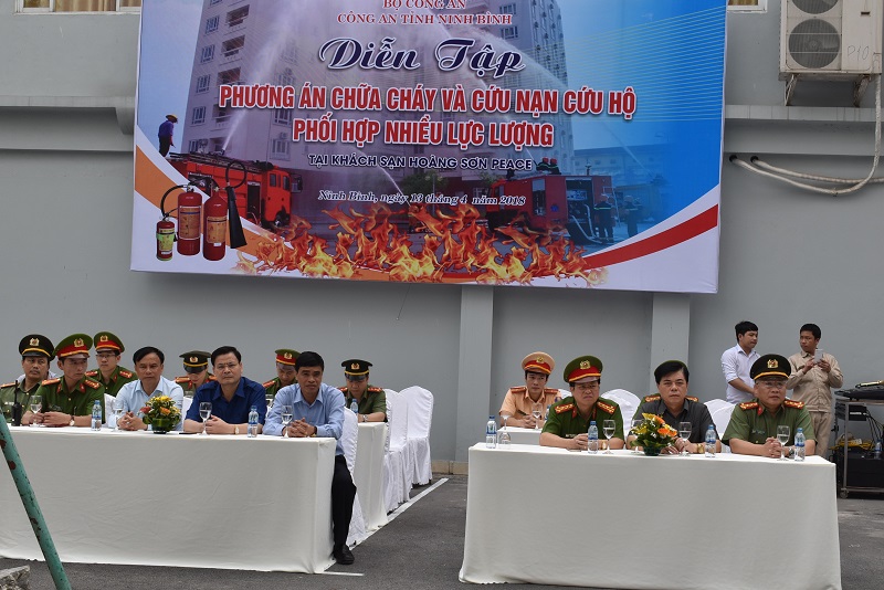 Công an tỉnh diễn tập phương án phòng cháy chữa cháy  tại khách sạn Hoàng Sơn, thành phố Ninh Bình