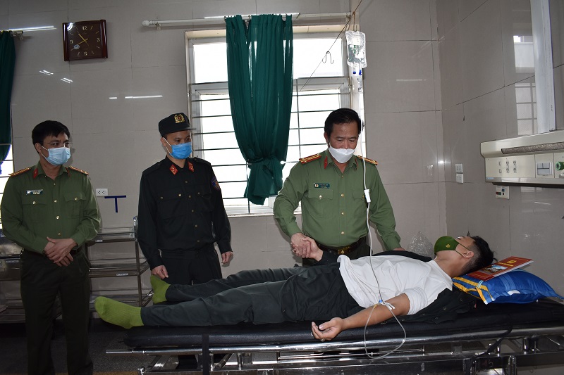 Đồng chí Đại tá Phạm Văn Sơn, Giám đốc Công an tỉnh thăm hỏi, tặng quà chiến sỹ bị thương khi làm nhiệm vụ