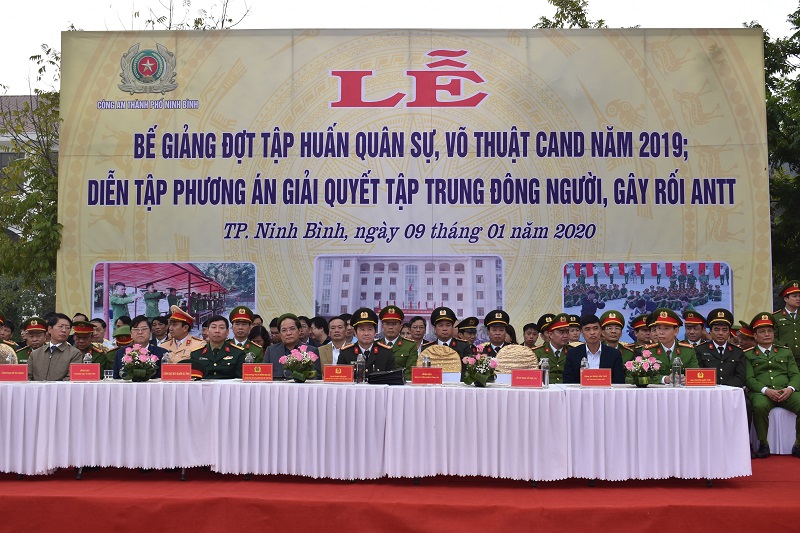 Công an thành phố Ninh Bình tổ chức Lễ Bế giảng đợt tập huấn quân sự, võ thuật CAND năm 2019 và diễn tập  phương án giải quyết tập trung đông người gây rối ANTT