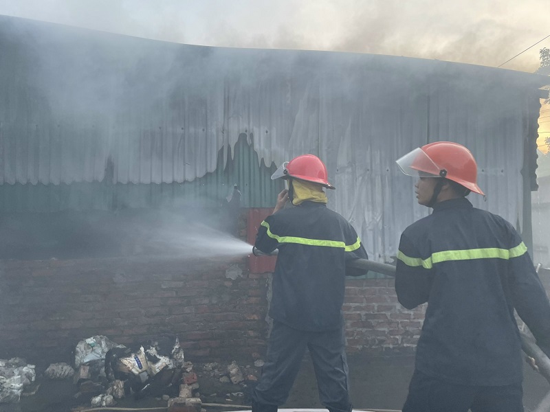 Phòng Cảnh sát PCCC và CNCH Công an tỉnh chữa vụ cháy xảy ra tại thị trấn Nho Quan, huyện Nho Quan