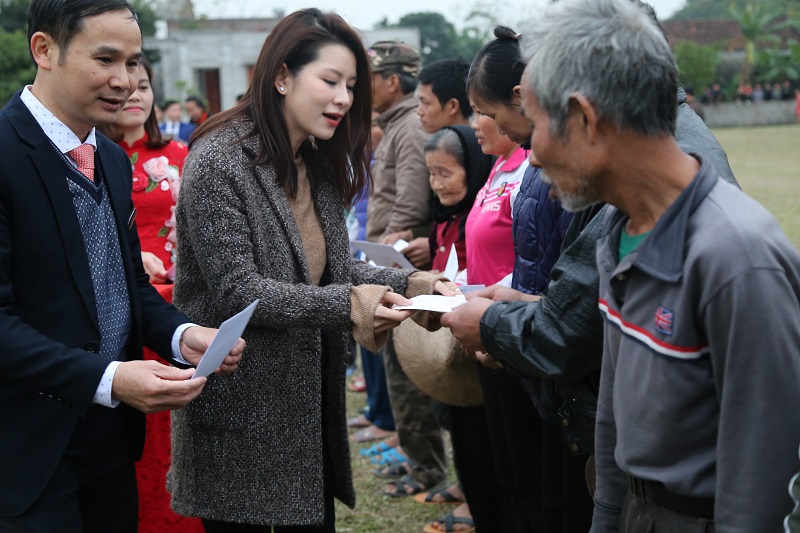 Công an tỉnh phối hợp với UBND huyện Nho Quan phối hợp với các nhà hảo tâm tặng quà “Tết ấm tình thương”cho các gia đình có hoàn cảnh đặc biệt khó khăn trên địa bàn huyện Nho Quan.