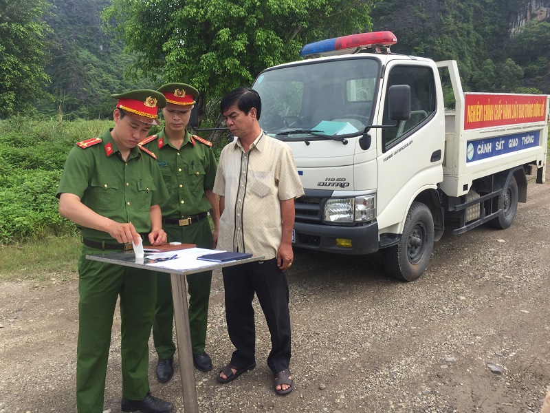 Công an huyện Hoa Lư kiểm tra đo nồng độ cồn và test nhanh chất ma tuý đối với các lái xe khách, taxi tại trên địa bàn huyện
