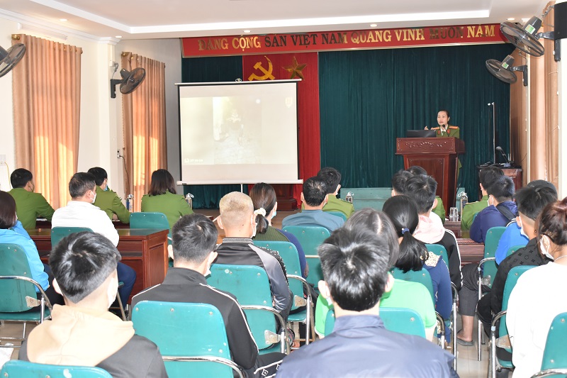 Công an thành phố Ninh Bình tổ chức Hội nghị tuyên truyền, giáo dục, ký cam kết không lạng lách, đánh võng và đua xe trái phép đối với thanh thiếu niên vi phạm