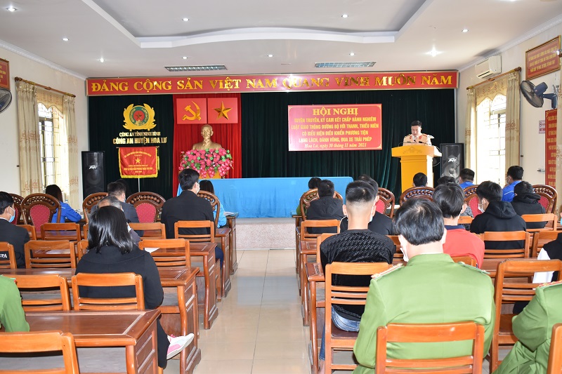 Công an huyện Hoa Lư tổ chức Hội nghị tuyên truyền, ký cam kết chấp hành pháp luật về TTAGTG đối với thanh thiếu niên có biểu hiện điều khiển phương tiện lạng lách, đánh võng