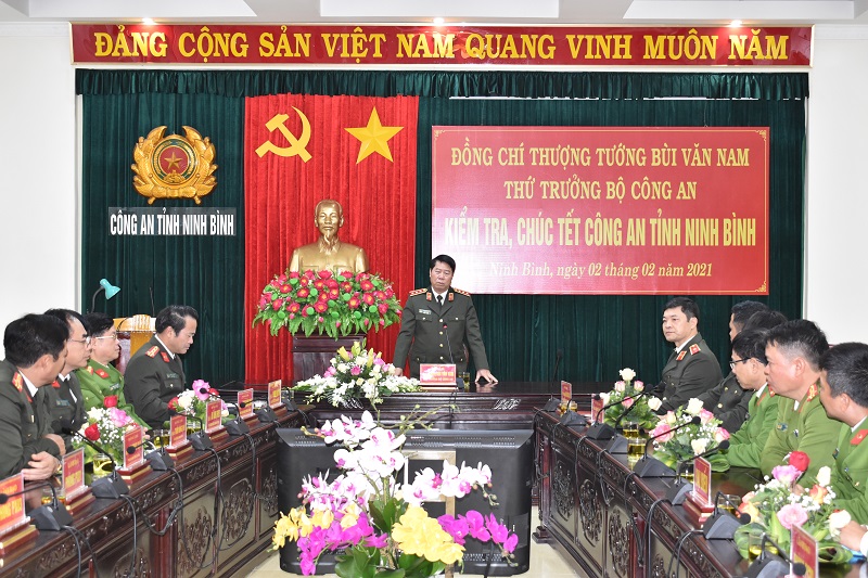 Đồng chí Thượng tướng Bùi Văn Nam, Thứ trưởng Bộ Công an kiểm tra, chúc tết Công an tỉnh Ninh Bình