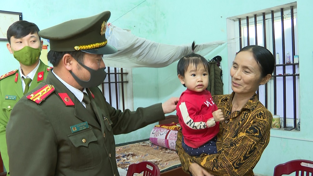 Đồng chí Đại tá Phạm Văn Sơn, Giám đốc Công an tỉnh thăm, tặng quà gia đình CBCS có hoàn cảnh khó khăn