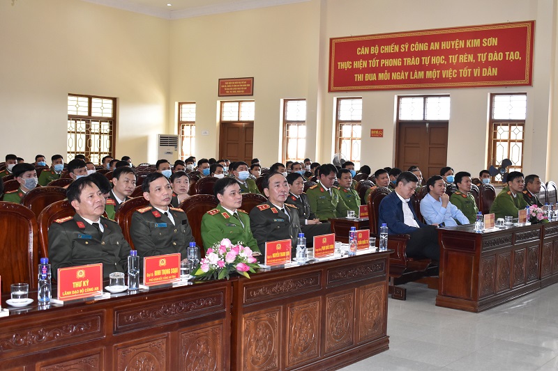 Đồng chí Trung tướng Trần Quốc Tỏ, Uỷ viên BCH Trung ương Đảng, Thứ trưởng Bộ Công an thăm và làm việc tại Công an huyện Kim Sơn