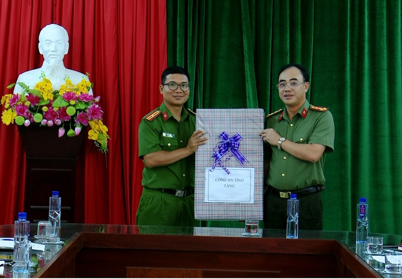 Đoàn công tác của Công an tỉnh làm việc với Công an xã Đức Long và xã Quảng Lạc, huyện Nho Quan