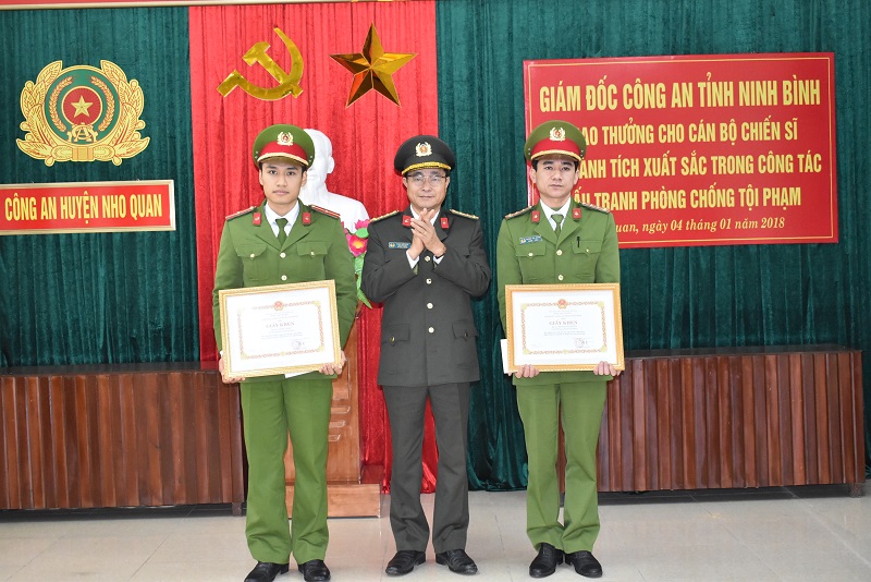 Giám đốc Công an tỉnh trao giấy khen cho 3 cá nhân của Công an huyện Nho Quan