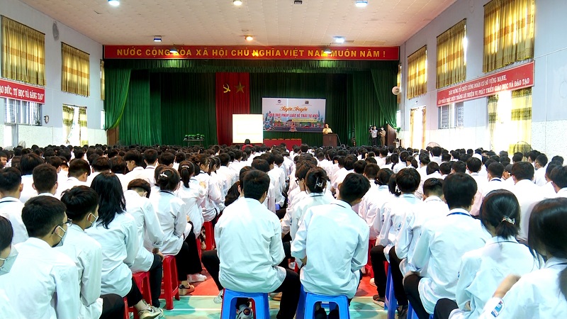 Trường THPT Ninh Bình – Bạc Liêu phối hợp với Phòng Cảnh sát giao thông Công an tỉnh tuyên truyền giáo dục pháp luật về trật tự ATGT