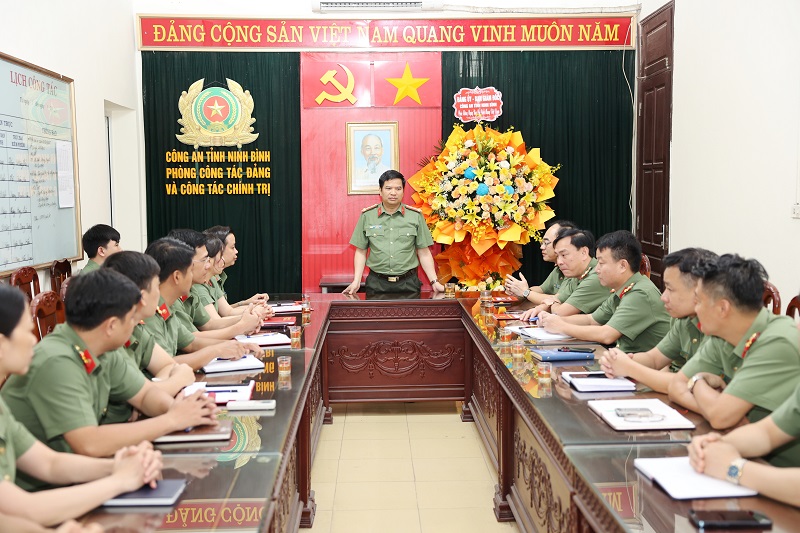 Lãnh đạo Công an tỉnh chúc mừng Phòng Công tác đảng và công tác chính trị nhân kỷ niệm 98 năm Ngày Báo chí cách mạng Việt Nam